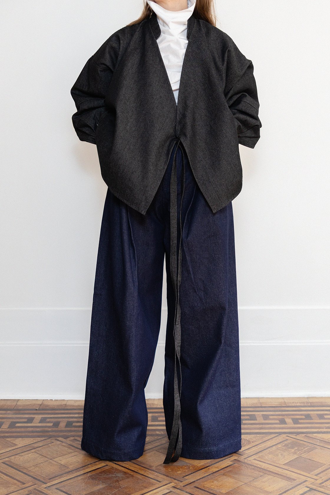 JANUE lookbook FW25 (2) Enveloping top in zwarte denim, Billowing broek in blauwe denim
