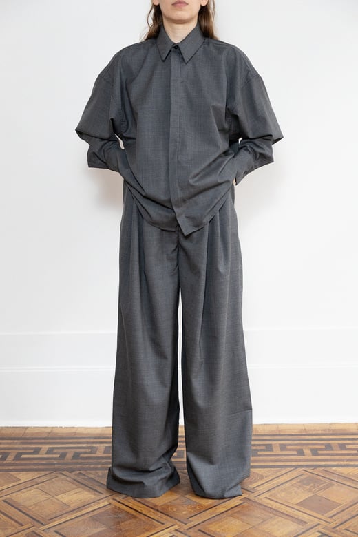 JANUE lookbook FW25 Billowing hemd en broek in fijne grijze wol