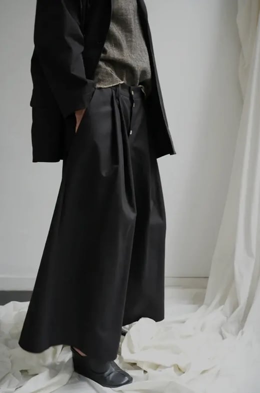JANUE-archetype-billowing-skirt-black-cotton-twill-€385-3