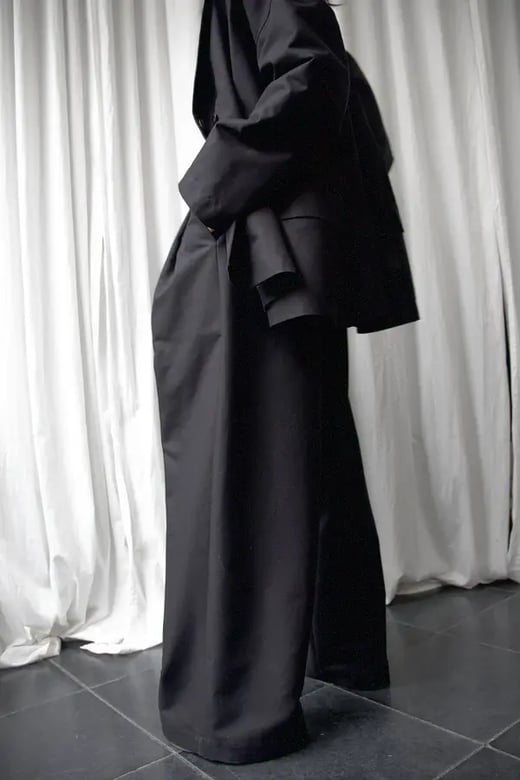 JANUE-archetype-billowingtrousers-black-cotton-poplin-€395-3