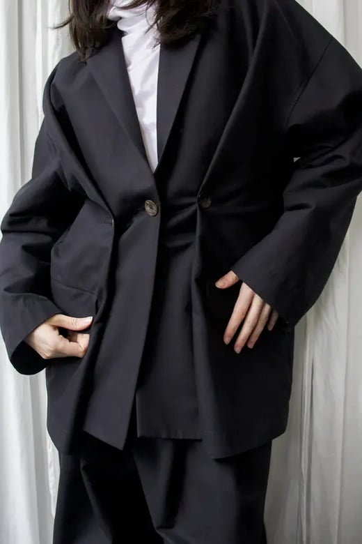 JANUE-archetype-foldedvest-black-cottontwill-€470-4