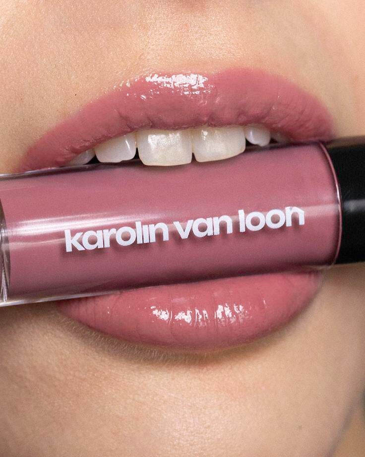 Violet lipgloss van Karolin Van Loon